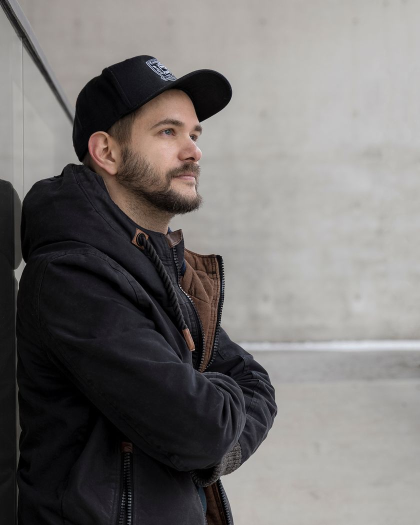 Stefan Karger in schwarzer Jacke und schwarzer Kappe